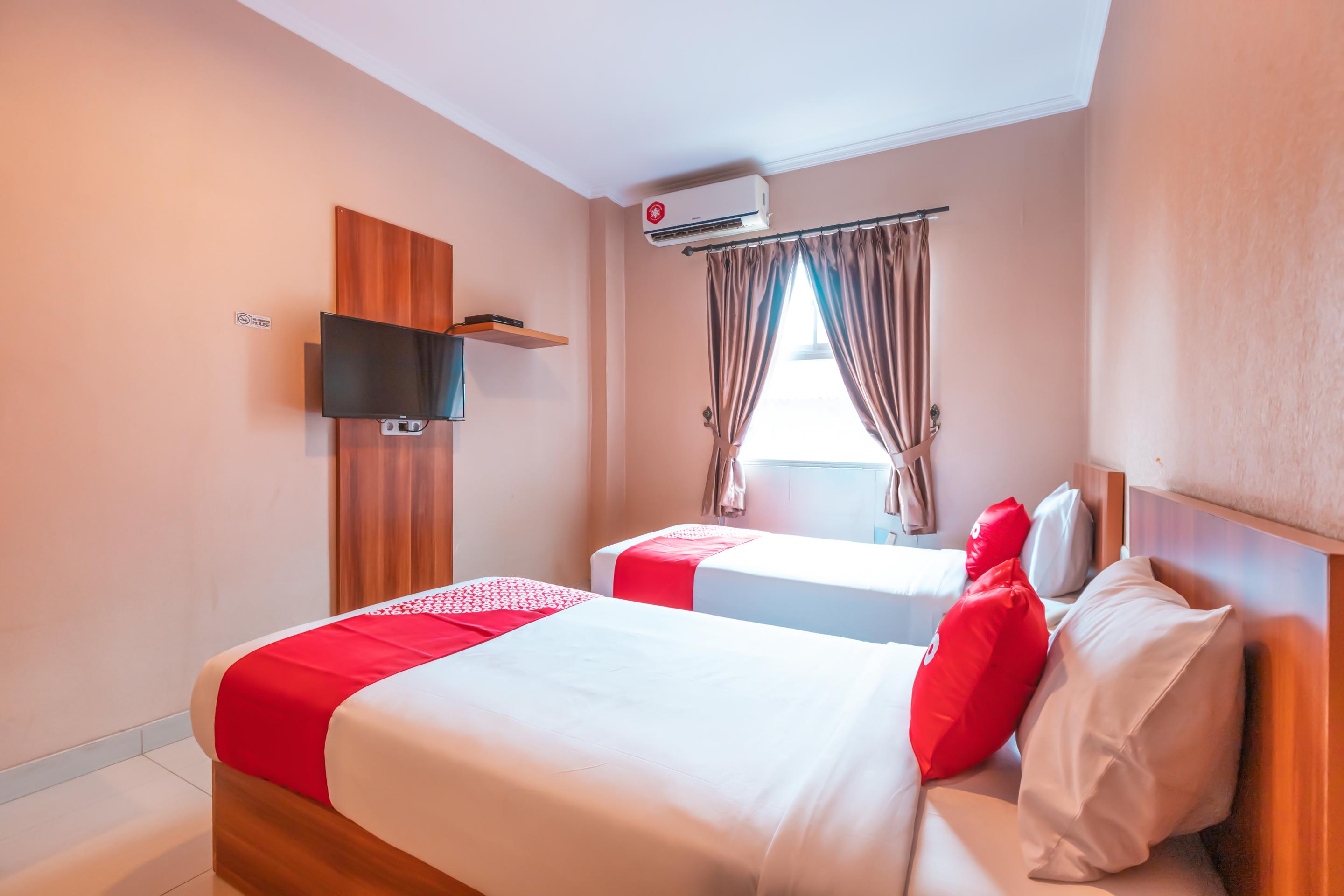Vaccinated Staff - Oyo Flagship 2131 Hotel Binong Tangerang Dış mekan fotoğraf